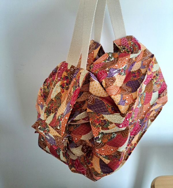 Le sac Miette Kasane, présenté ouvert en vue latérale, met en valeur la richesse de son tissu japonais et la précision de sa confection artisanale. Une création élégante signée Les Coutures de Miette.