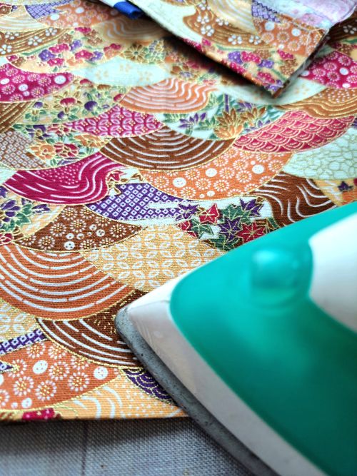 Sac Miette Kasane plié, détails des plis du tissu japonais aux motifs superposés, création artisanale Les Coutures de Miette