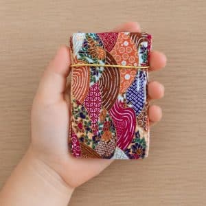 Sac Miette Kasane mini tenu dans une main d’enfant, tissu japonais aux motifs superposés, création artisanale Les Coutures de Miette