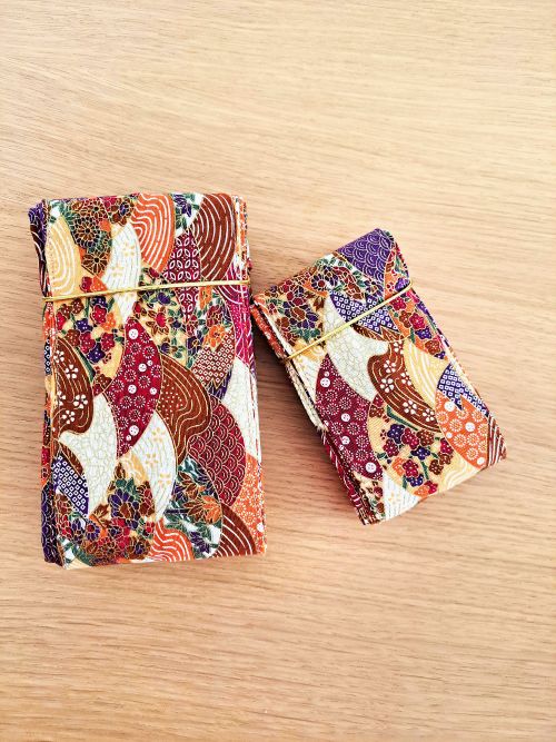 Les sacs Miette Kasane, pliés et prêts à accompagner chaque journée, dévoilent leurs motifs japonais superposés inspirés de l’art Kasane. Une création artisanale signée Les Coutures de Miette.