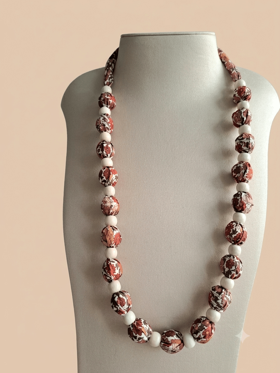 Éclisse, le Liberty qui éclaire la ligne — collier floral confectionné à la main.