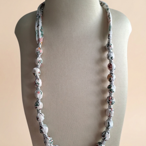 Collier Fléa en tissu Liberty – perles textiles florales sur mannequin, création artisanale Les Coutures de Miette.