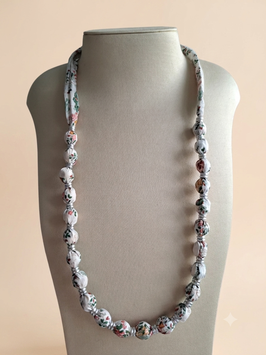 Le collier Fléa, perlé en tissu Liberty, présenté sur mannequin. Une création artisanale signée Les Coutures de Miette.