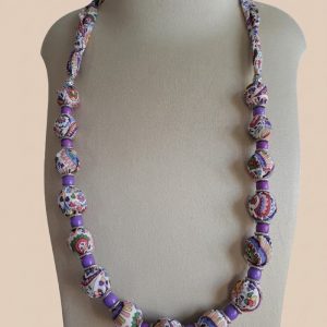 Collier Lunéa en perles de bois recouvertes de tissu Liberty, création artisanale.
