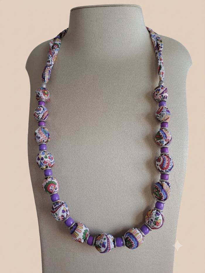 Lunéa, le collier aux perles Liberty éclatantes : une création textile délicate et lumineuse.