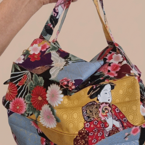 Sac pli‑vite Ukiyo ouvert, en tissu japonais fleuri avec motifs dorés.