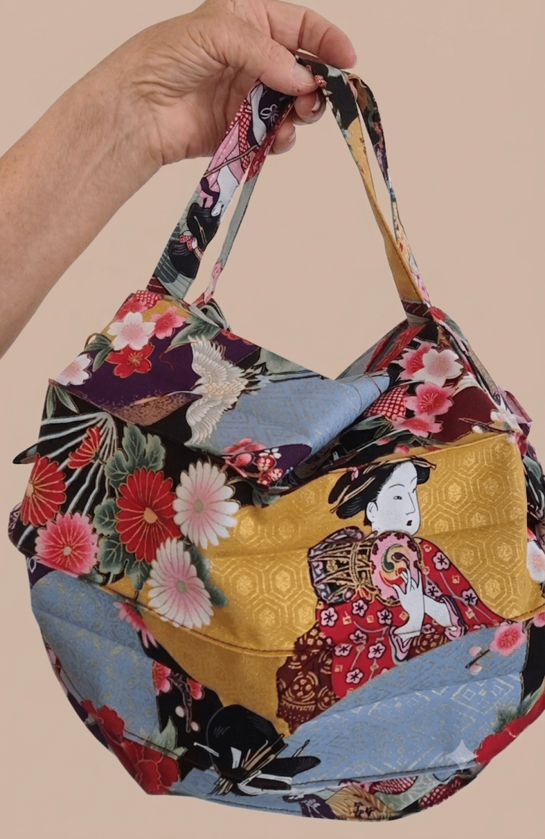 Sac pli‑vite Ukiyo présenté ouvert, révélant son intérieur spacieux. Confectionné en tissu japonais orné de fleurs, éventails et détails dorés, il allie élégance et praticité.